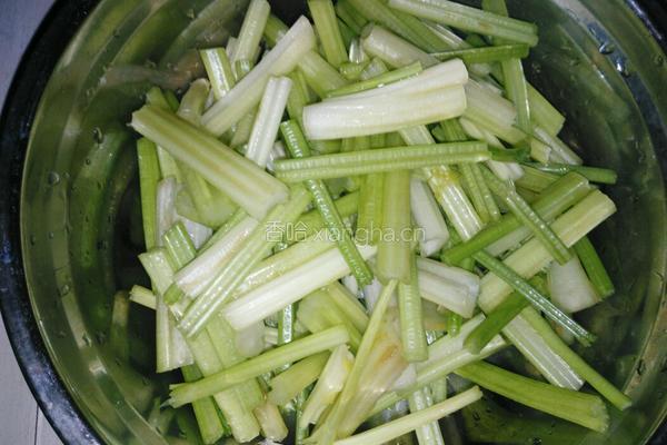 芹菜香干肉丝的做法图解1