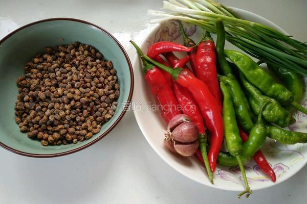 豆鼓炒双椒的做法图解1