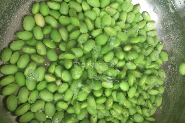 清炒毛豆玉米胡萝卜的做法图解2