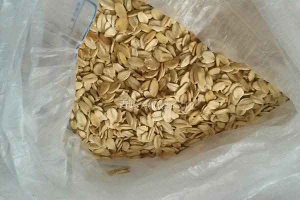 牛奶燕麦粥的做法图解1