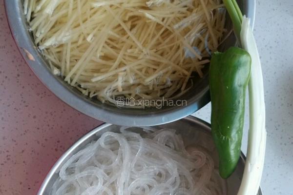 香辣土豆丝炒粉条的做法图解1
