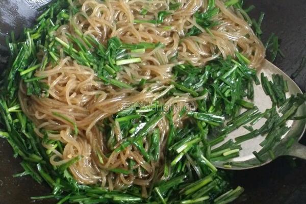 韭菜炒粉条的做法图解3