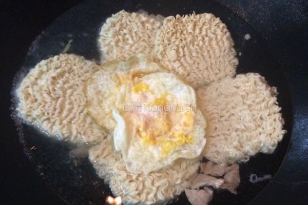 鸡蛋瘦肉面的做法图解1