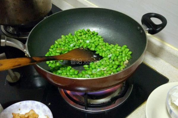 毛豆炒虾的做法图解4