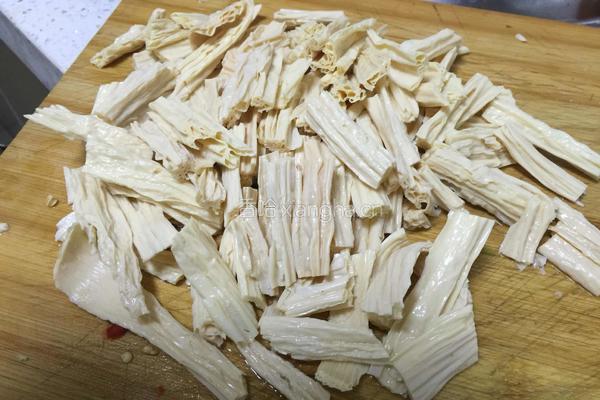 芹菜炒腐竹的做法图解1