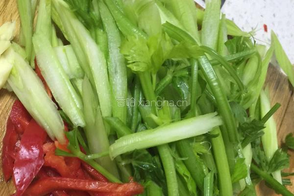 芹菜炒腐竹的做法图解2