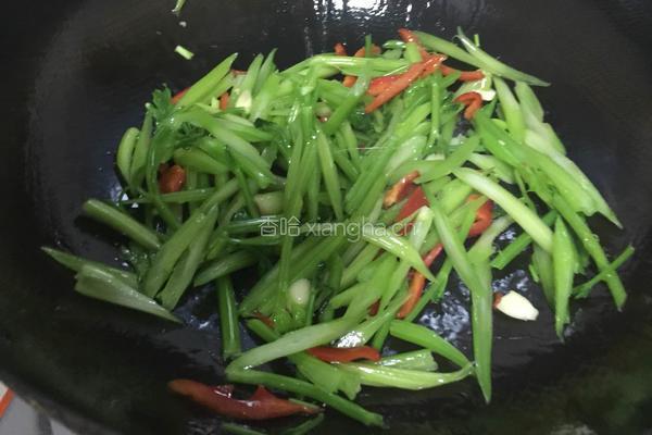 芹菜炒腐竹的做法图解4