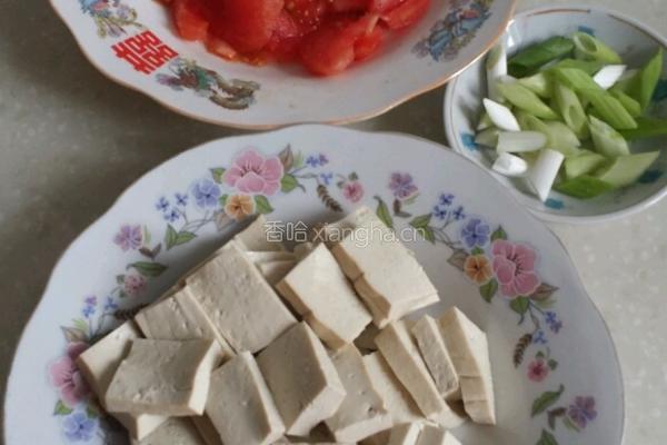 西红柿炒豆腐的做法图解1