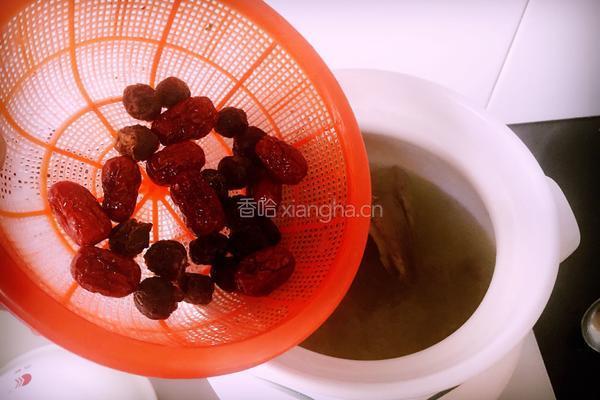 红枣桂圆炖乳鸽的做法图解7