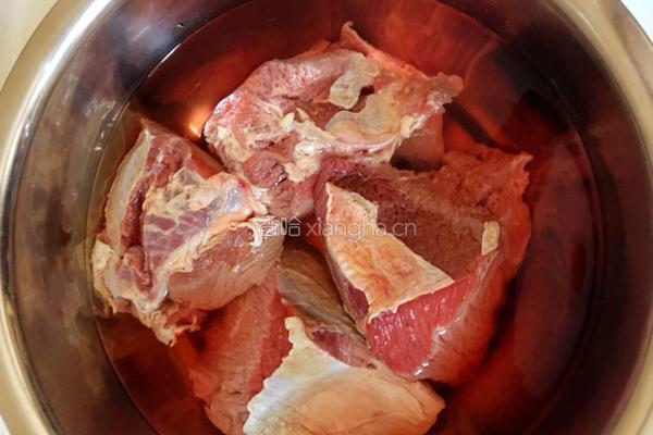 卤牛肉的做法图解1