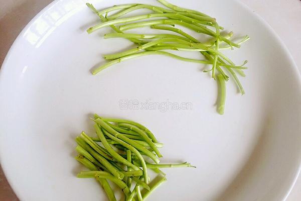 咸肉炒藜蒿的做法图解2