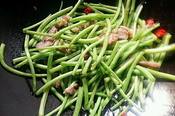 咸肉炒藜蒿的做法图解9