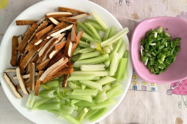 西芹炒香干的做法图解3