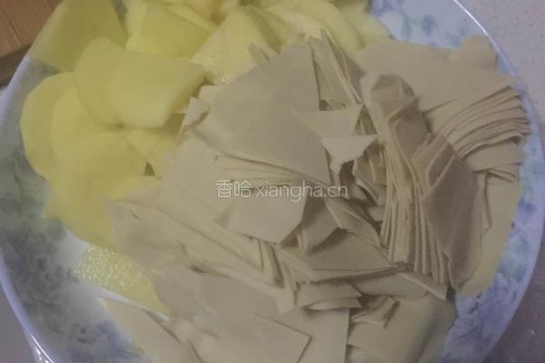 干豆腐炖土豆的做法图解3