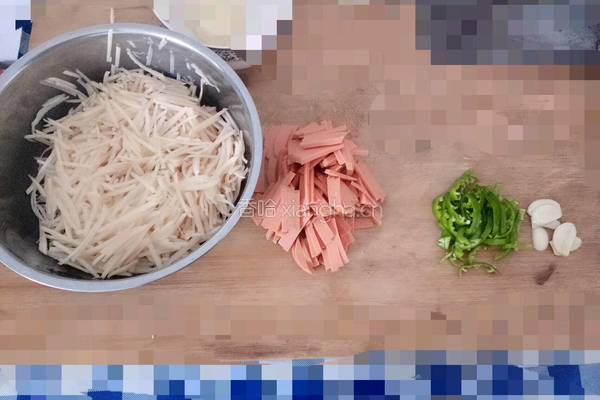 火腿炒土豆丝的做法图解1