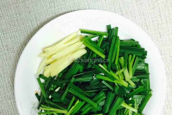 猪肉花甲韭菜汤的做法图解3