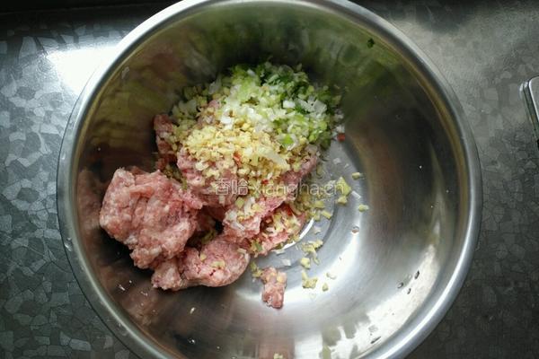红萝卜杏鲍菇饺子的做法图解1