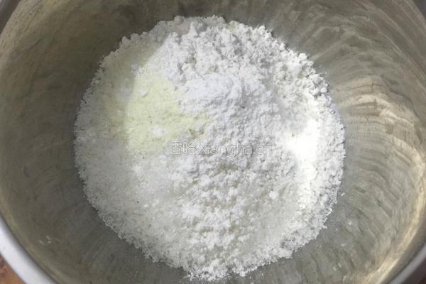 蛋白椰蓉球的做法图解2