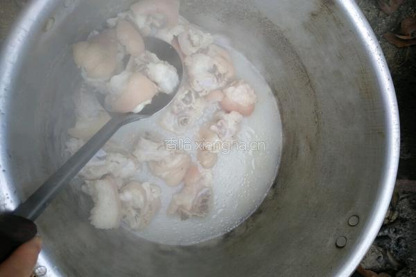 黄豆酱焖猪脚的做法图解2