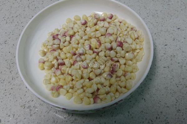 咸蛋黄玉米的做法图解2