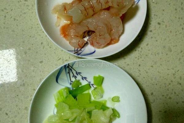 胡萝卜黄瓜炒虾仁的做法图解2