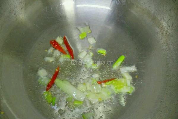 胡萝卜黄瓜炒虾仁的做法图解3
