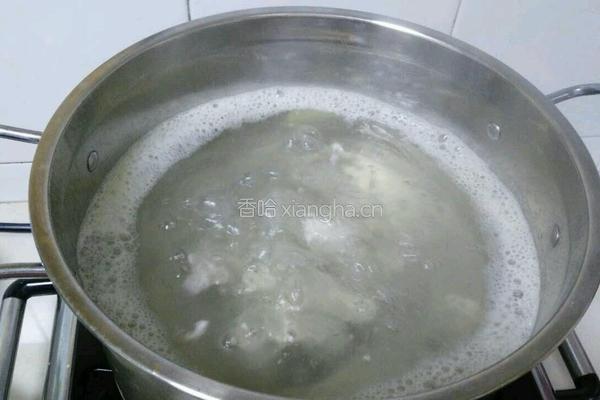 玉米排骨汤的做法图解2