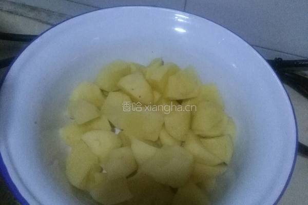 鸡骨架炖土豆的做法图解2