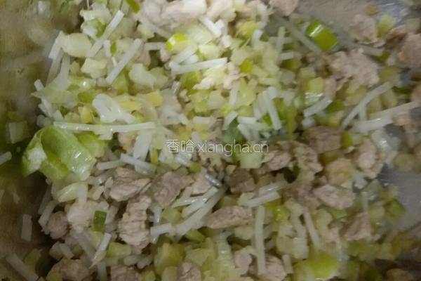 猪肉萝卜粉条葱花包子的做法图解2