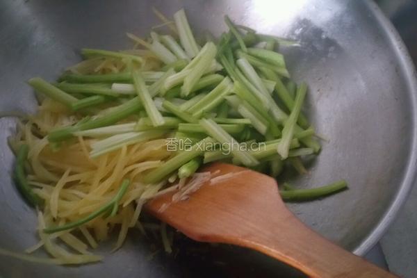 芹菜炒土豆丝的做法图解3