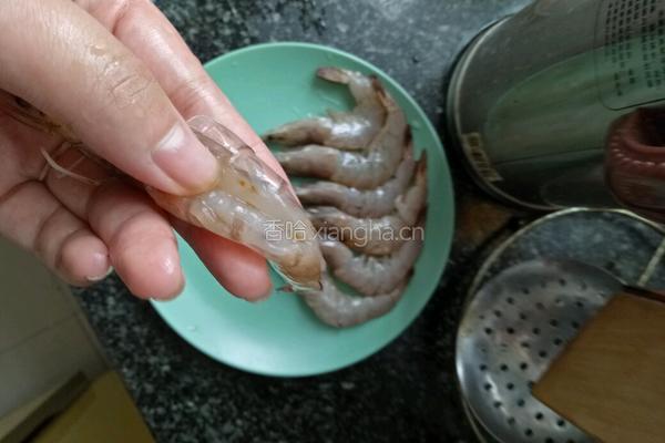 青椒耗油虾的做法图解1