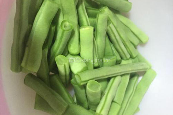 菜豆辣椒小炒肉的做法图解1