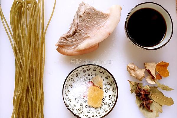 猪肉炖粉条的做法图解1