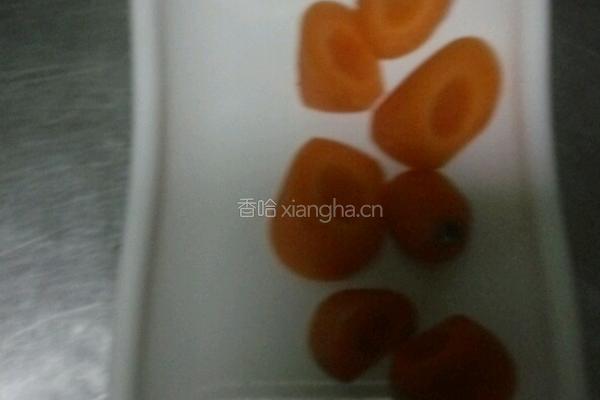 胡萝卜炖乌鸡的做法图解1