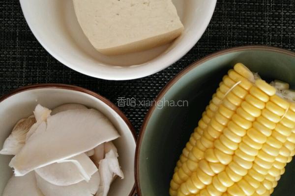 平菇玉米豆腐汤的做法图解1