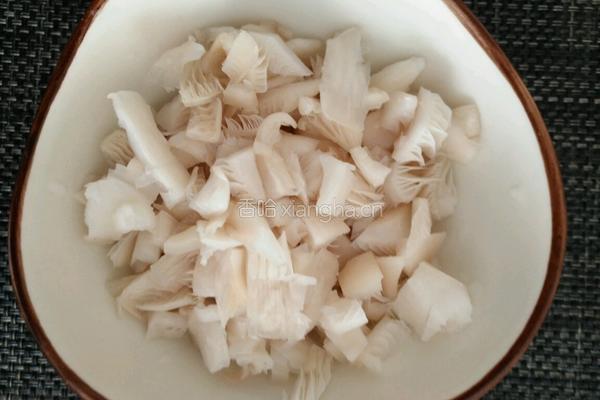 平菇玉米豆腐汤的做法图解3
