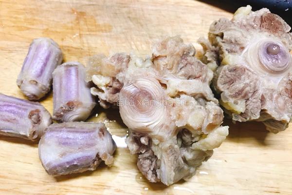 白萝卜牛尾汤的做法图解4