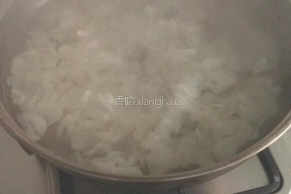 银耳梨子羹的做法图解1