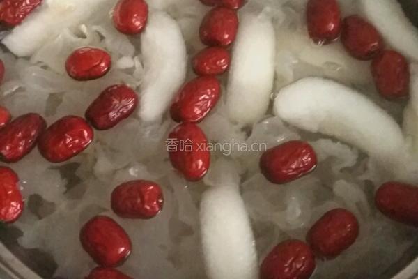 银耳梨子羹的做法图解3