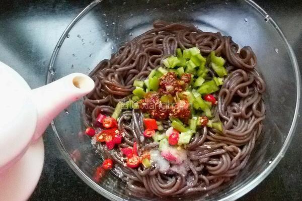 酸辣蕨根粉的做法图解5