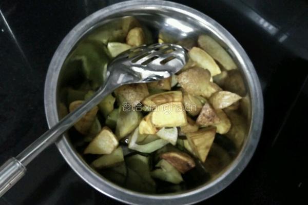 土豆烧茄子的做法图解3