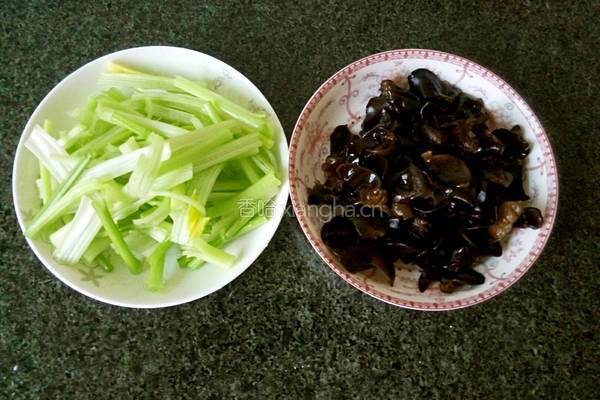 芹菜炒木耳的做法图解3