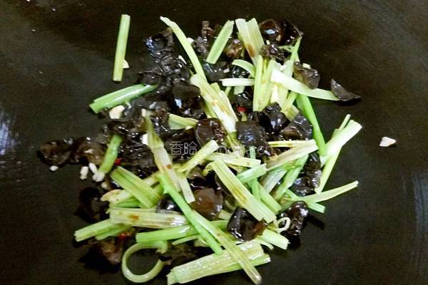 芹菜炒木耳的做法图解6