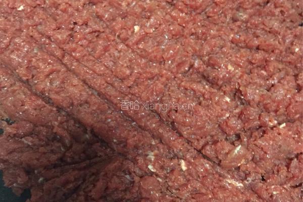 牛肉洋葱馅饼的做法图解1