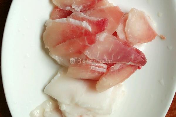 五花肉炒四季豆木耳的做法图解1