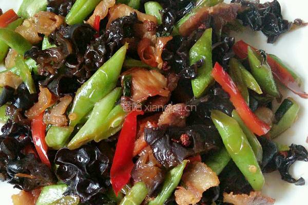 五花肉炒四季豆木耳的做法图解7