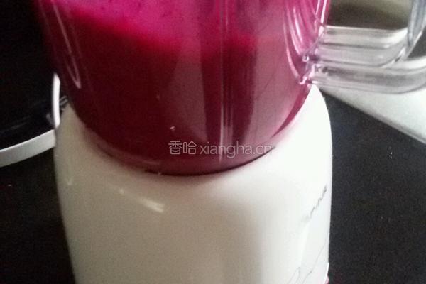 鲜榨红心火龙果的做法图解3