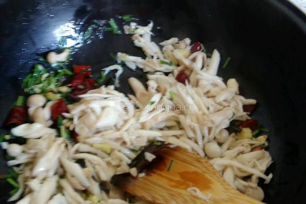 家常炒海鲜菇芦笋的做法图解7
