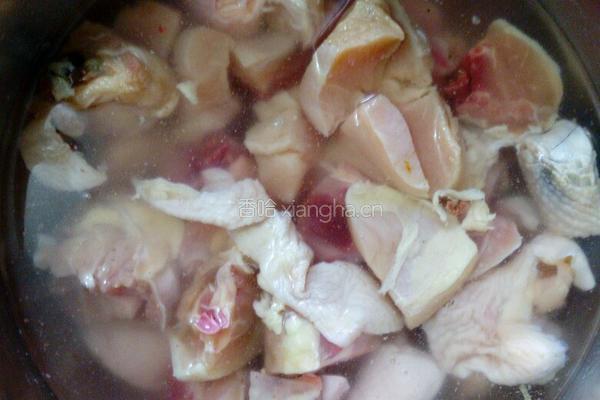 香菇土豆炖鸡块的做法图解2