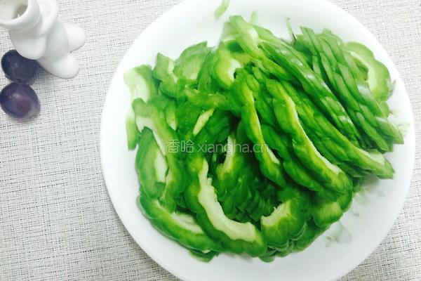 凉瓜炒肉的做法图解1